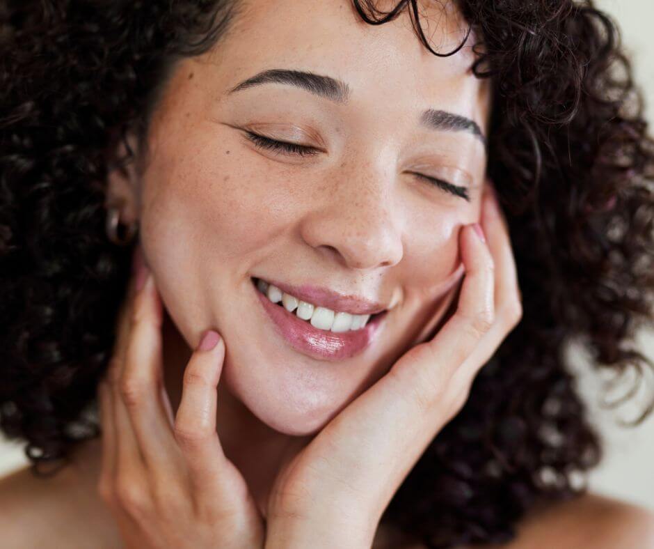 woman smiling after cog thread lift